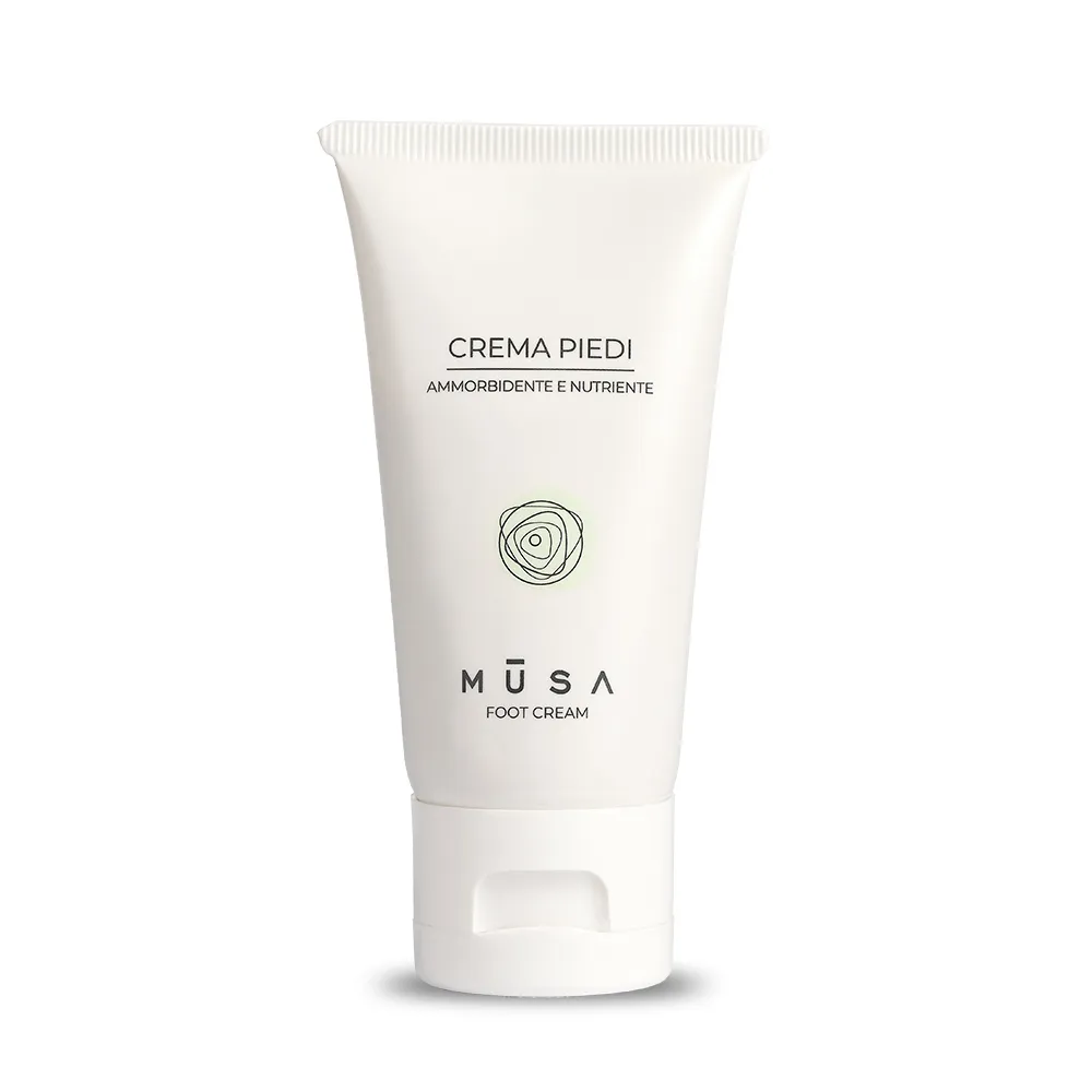 flacone bianco di cosmetici su sfondo bianco
