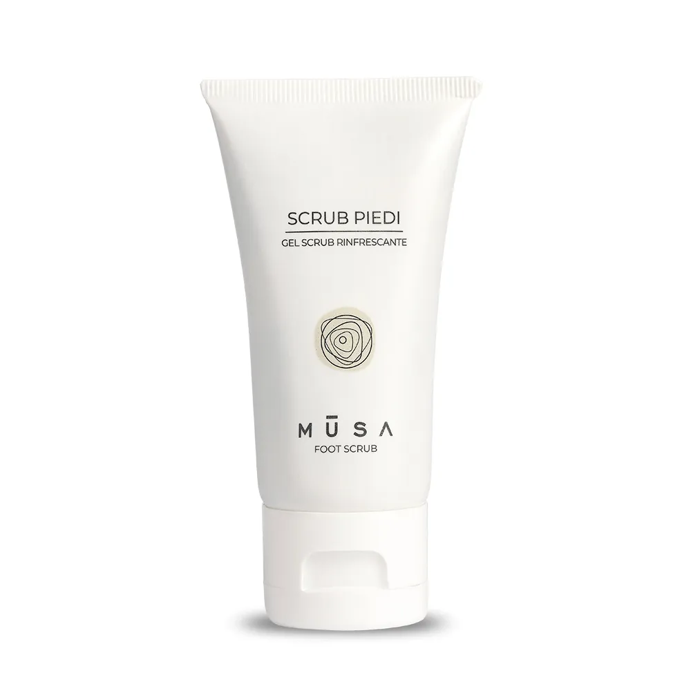 flacone bianco di cosmetici per piedi su sfondo bianco